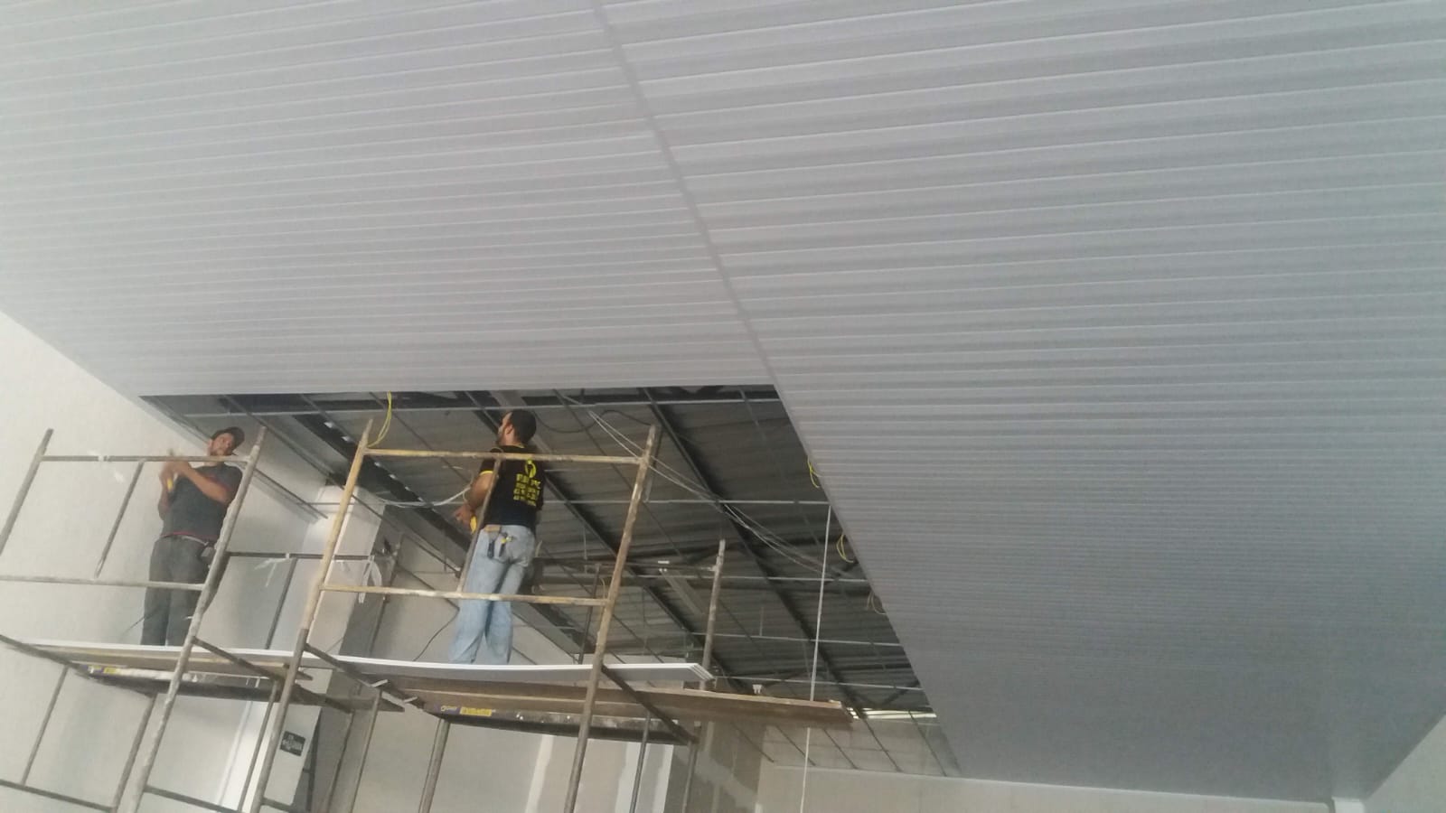 Profissional instalando forro PVC
